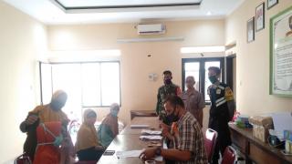 Polsek Cisarua Mengawal Penyaluran Bantuan Sosial Dari Kementrian